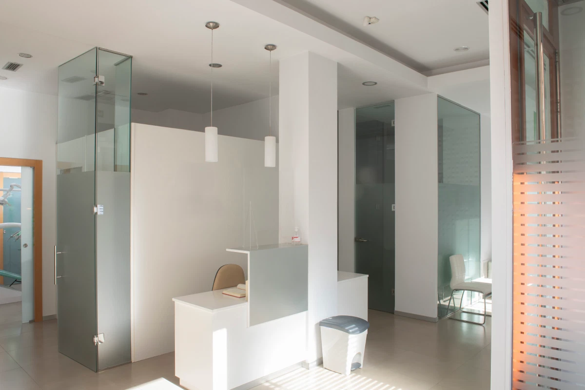 신환 증가를 체감하기 어려운 조용한 병원 대기 공간