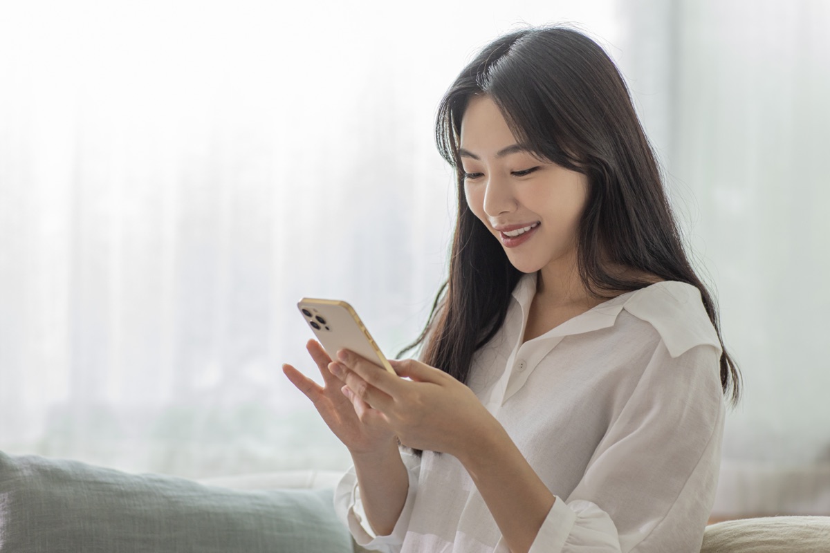 휴대폰으로 병원 정보를 확인하는 모습