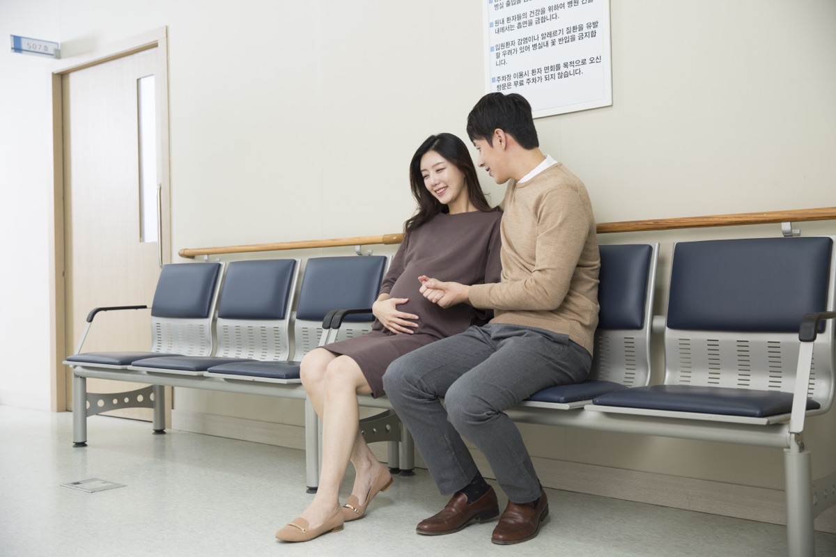 대기실 의자에 앉아 기다리는 환자